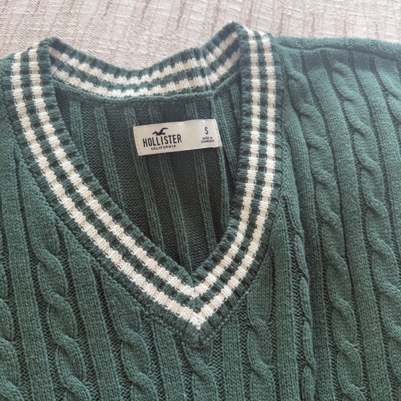 CABLE-KNIT V-NECK SWEATER - Picture 4 of 4